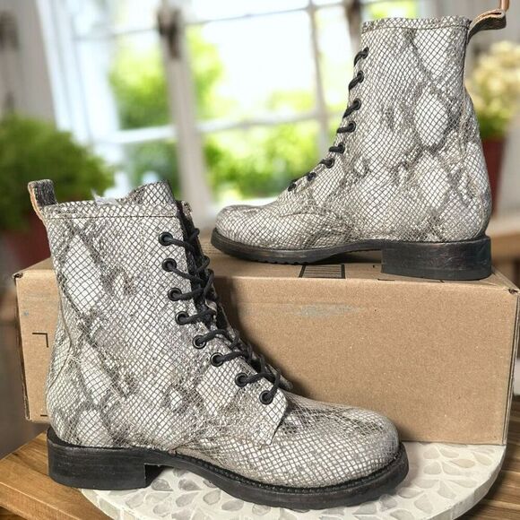 Frye $278 Veronica Textured Leather Embossed Combat Boots Lace-Up Women’s 7.5 NE - Picture 8 of 12